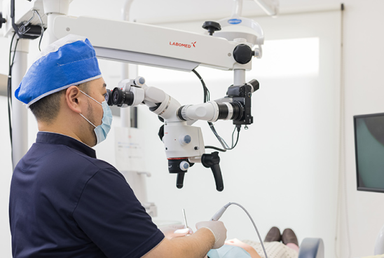 マイクロスコープを用いた精密な治療